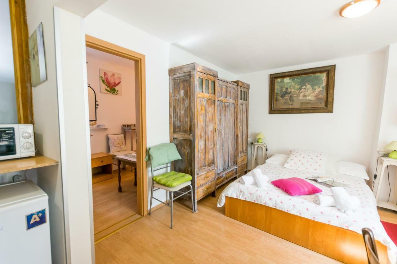Beautiful Rustical Apt Ana In The Heart Of Rovigno Esterno foto
