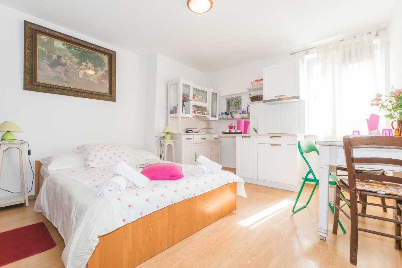 Beautiful Rustical Apt Ana In The Heart Of Rovigno Esterno foto