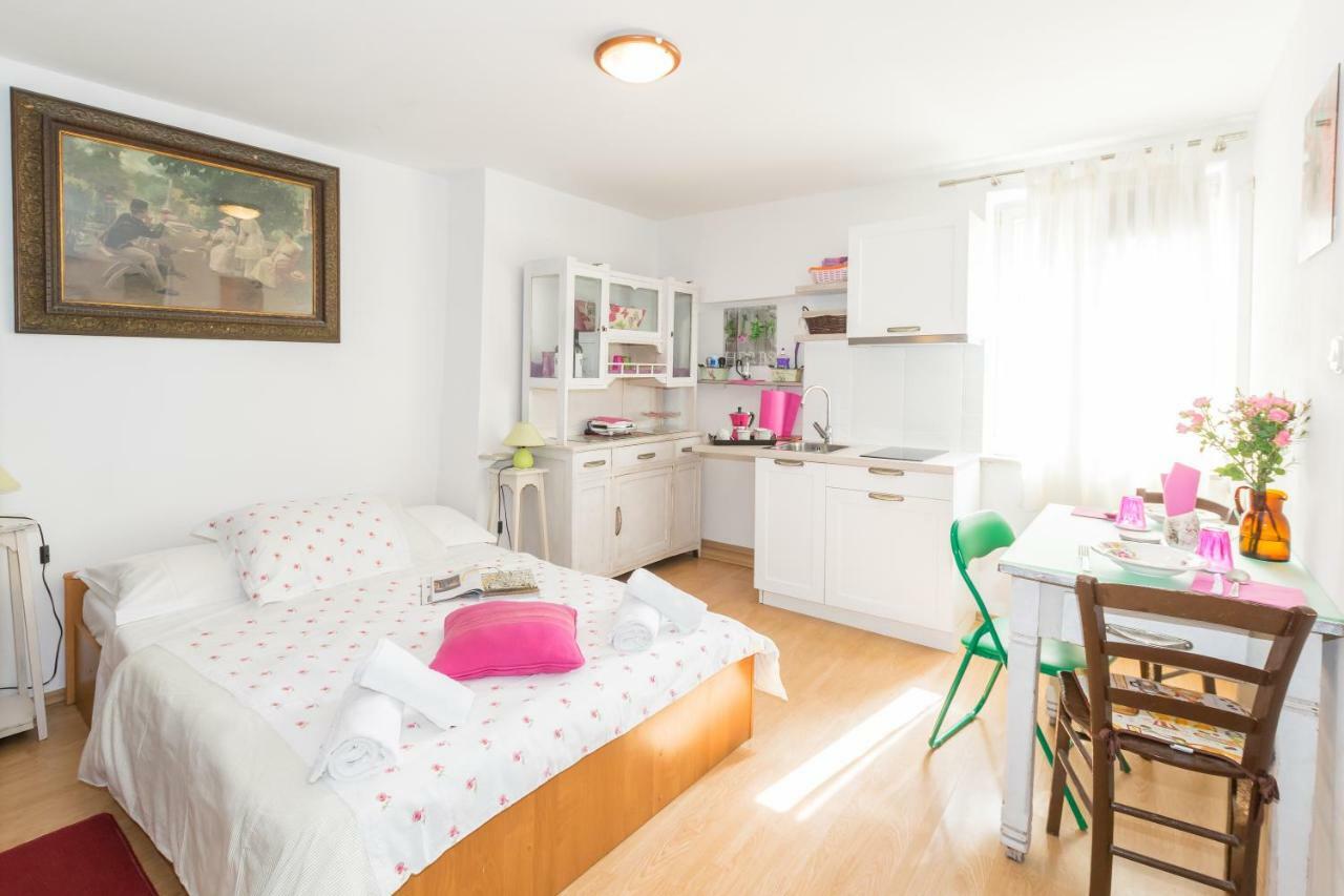 Beautiful Rustical Apt Ana In The Heart Of Rovigno Esterno foto
