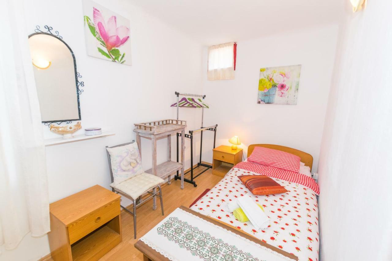 Beautiful Rustical Apt Ana In The Heart Of Rovigno Esterno foto