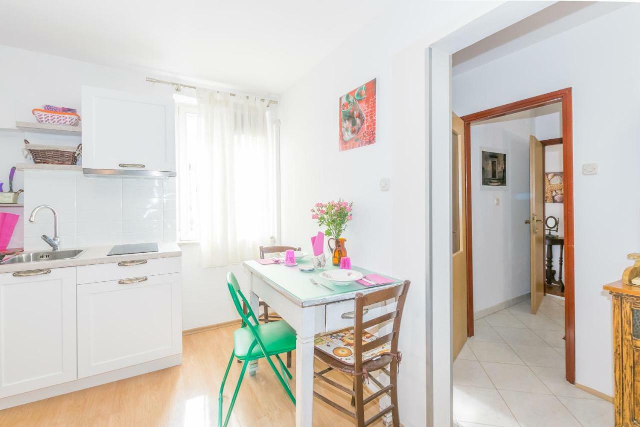 Beautiful Rustical Apt Ana In The Heart Of Rovigno Esterno foto