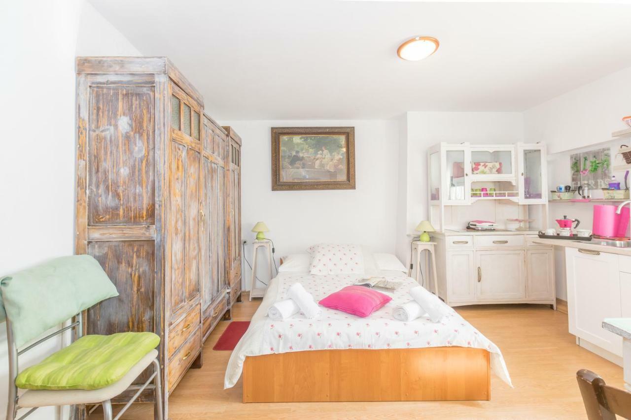 Beautiful Rustical Apt Ana In The Heart Of Rovigno Esterno foto