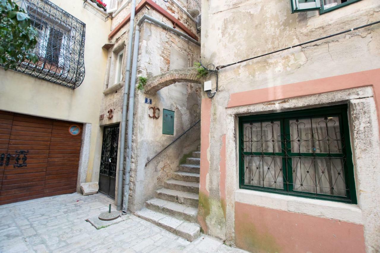 Beautiful Rustical Apt Ana In The Heart Of Rovigno Esterno foto
