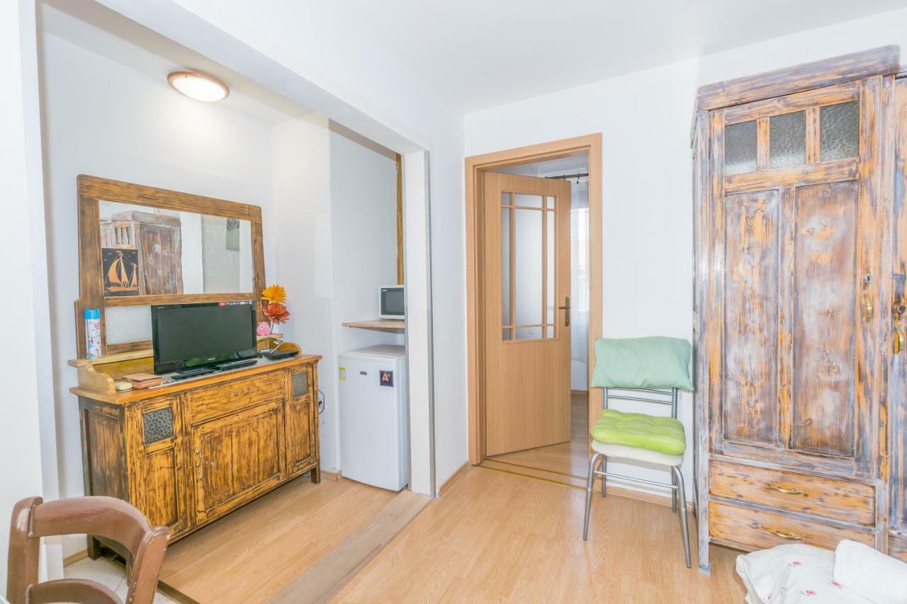 Beautiful Rustical Apt Ana In The Heart Of Rovigno Esterno foto