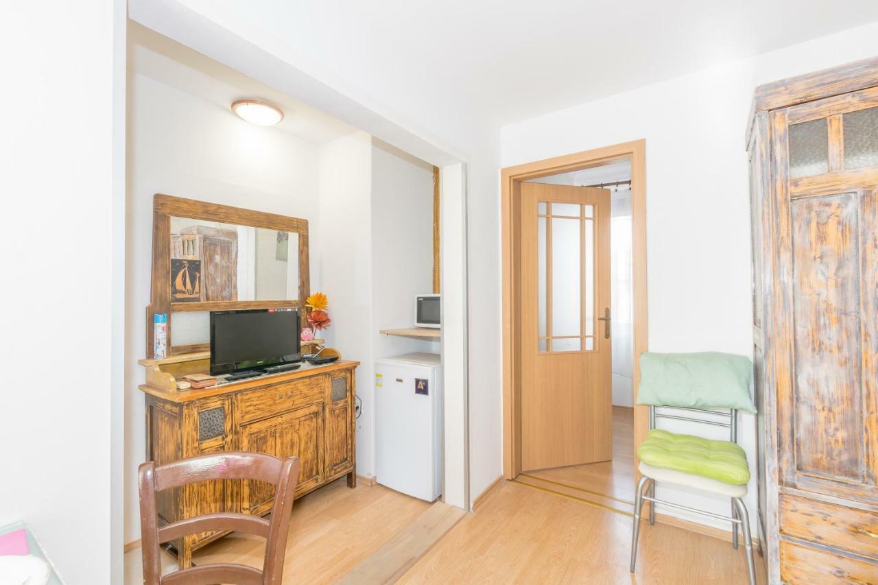 Beautiful Rustical Apt Ana In The Heart Of Rovigno Esterno foto