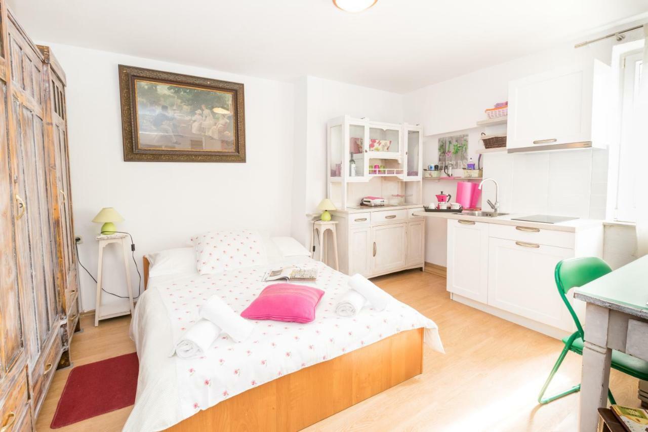 Beautiful Rustical Apt Ana In The Heart Of Rovigno Esterno foto