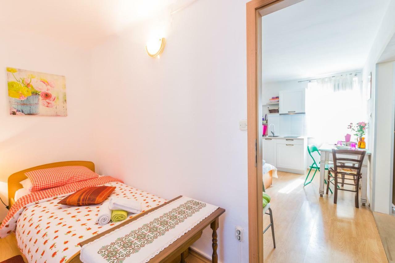 Beautiful Rustical Apt Ana In The Heart Of Rovigno Esterno foto