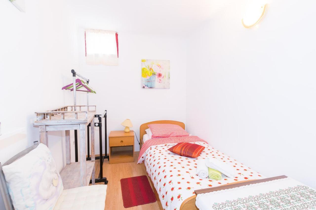 Beautiful Rustical Apt Ana In The Heart Of Rovigno Esterno foto